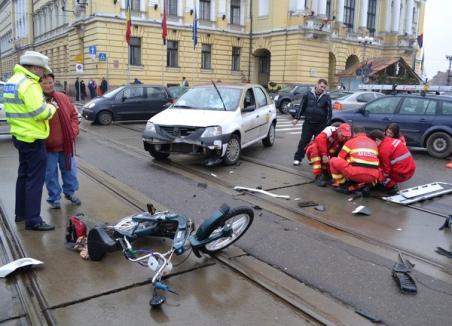 Un taximetrist a izbit un mopedist în centrul oraşului (FOTO)
